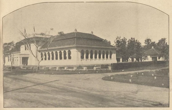Afbeelding uit: 1927. In november 1927 werd dit nieuwe kantoor in Medan (Sumatra) geopend. Foto uit de Deli Courant.