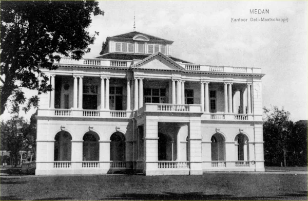 Afbeelding uit: circa 1910. Het hoofdkantoor van de Deli-Maatschappij in Medan, in 1910 gebouwd naar ontwerp van D. Berendse. Collectie Tropenmuseum.