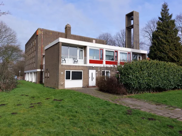 Afbeelding uit: maart 2023. Op de voorgrond de woning.