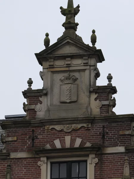Afbeelding uit: maart 2023. Linker geveltop aan de Prins Hendrikkade, met het wapen van Amsterdam.