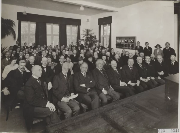 Afbeelding uit: juni 1923. De opening. Voorste rij, tweede van links: prof. Zeeman. Op die rij ook CdK Roëll, burgemeester De Vlugt en wethouder onderwijs Wibaut (met woeste haardos).