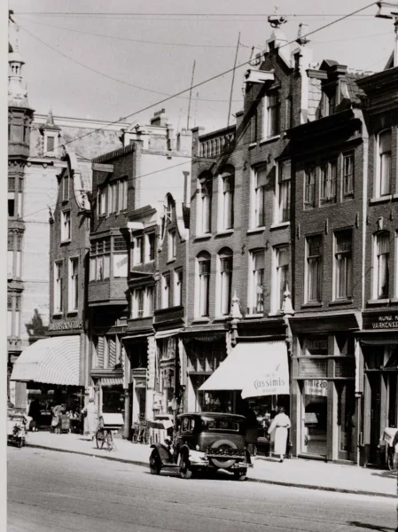 Afbeelding uit: oktober 1936. Links van het midden de drie huizen die moesten wijken voor het nieuwe gebouw.
Bron afbeelding: SAA, bestand 010009003159.