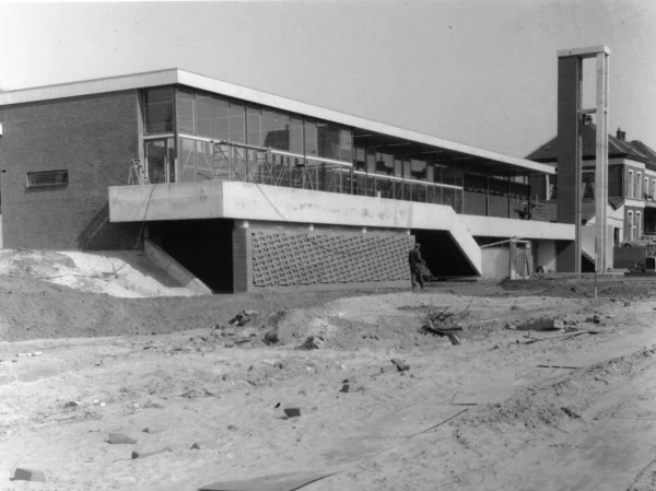 Afbeelding uit: april 1967. Het nieuwe station in aanbouw, en rechts ervan het oude. Fotocollectie Nederlandse Spoorwegen / Utrechts Archief.