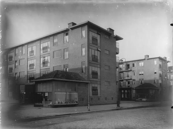 Afbeelding uit: 1937. De zuivelwinkel van Geene, ook voor fijne vleeswaren, Willem de Zwijgerlaan 331.
Bron afbeelding: SAA, bestand 5293FO002852.