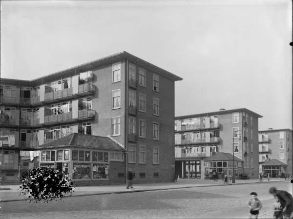 Afbeelding uit: oktober 1937. Willem de Zwijgerlaan, met winkels. Links sigarenzaak De Molen, rechts melkinrichting Labor. Geheel rechts de aardappel- en groentewinkel van H. Verhoeff (nummer 327).
Bron afbeelding: SAA, bestand 5293FO002872.