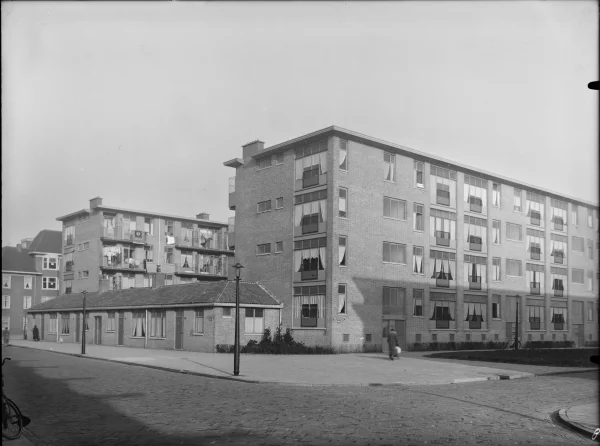 Afbeelding uit: februari 1938. Hoek Bestevaêrstraat (links) - Louise de Colignystraat.
Bron afbeelding: SAA, bestand 5293FO002781.