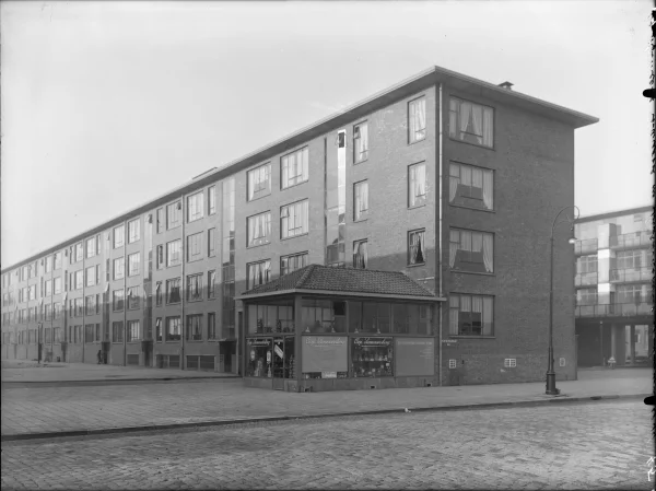 Afbeelding uit: februari 1938. Charlotte de Bourbonstraat, met de kruidenierswinkel van coöperatie Samenwerking.
Bron afbeelding: SAA, bestand 5293FO002804.