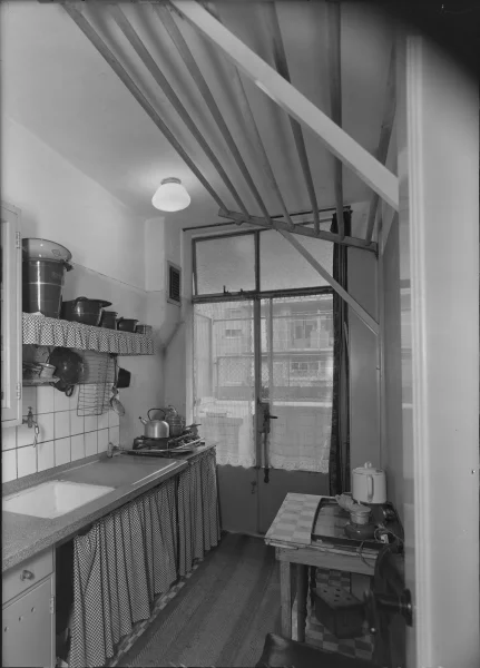 Afbeelding uit: juni 1938. Keuken, Juliana van Stolbergstraat 15.
Bron afbeelding: SAA, bestand 5293FO004548.