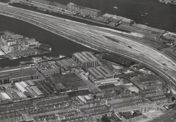 Afbeelding uit: september 1952. Luchtfoto uit 1952 met in het midden de twee hallen. (uitsnede)
Bron afbeelding: SAA, bestand HVVA00229000121.