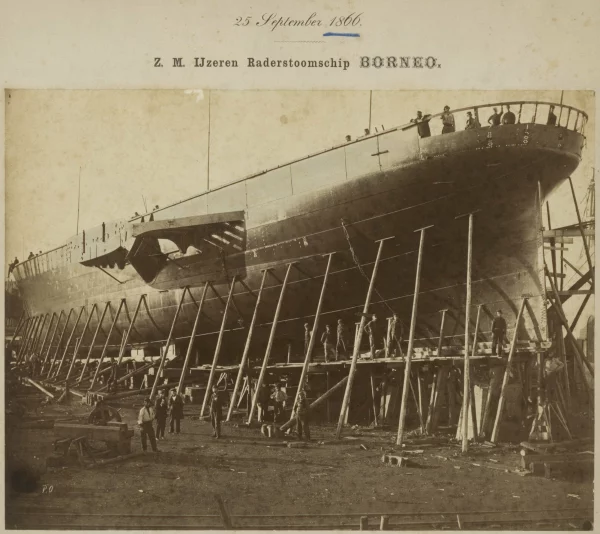 Afbeelding uit: september 1866. Een van de twee stoomraderschepen die het bedrijf in 1866 bouwde voor het ministerie van Koloniën. Dit is de Borneo, het andere schip kreeg de naam Banka.
Bron afbeelding: SAA, bestand ANWF00615000001.