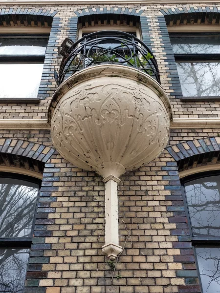 Afbeelding uit: april 2023. Art nouveau-motieven op de onderzijde van het balkon.