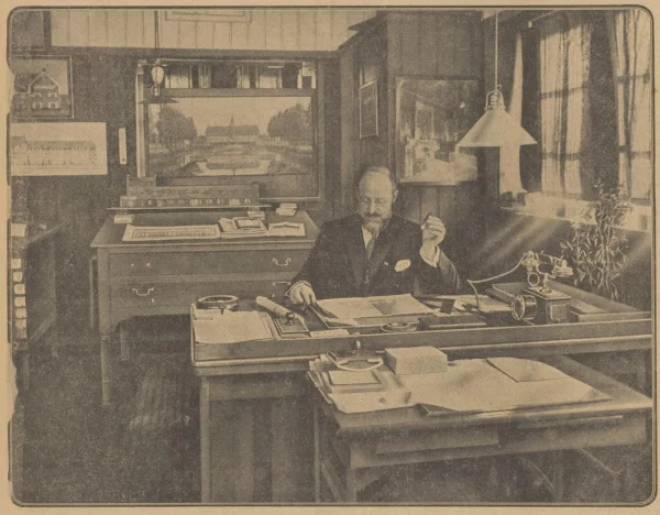 Afbeelding uit: 1927. Krantenfoto van Gratama in zijn werkkamer in een bouwkeet op de bouwplaats.