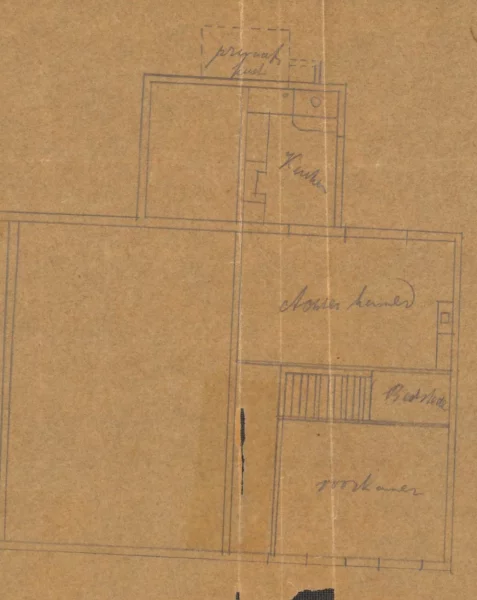 Afbeelding uit: 1882. Plattegrond. Teksten, van boven naar beneden: privaatkuil, keuken, achterkamer, bedstee, voorkamer.