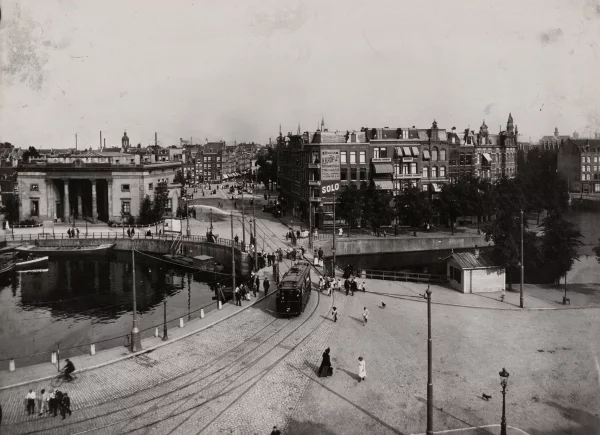 Afbeelding uit: circa 1907. De voorloper van de huidige brug.
Bron afbeelding: SAA, bestand OSIM00003004598.