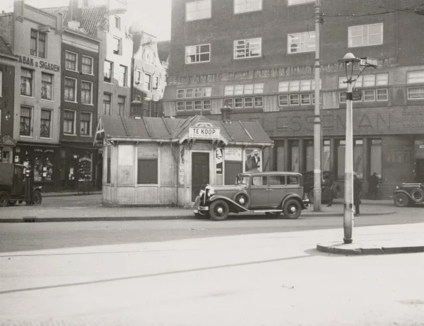 Afbeelding uit: circa 1933. Dit is het politieposthuis dat in het krantenartikel genoemd wordt. Het was van hetzelfde model als onder meer op de Nieuwezijds Voorburgwal gebruikt werd.
Bron afbeelding: SAA, bestand OSIM00002003767.
