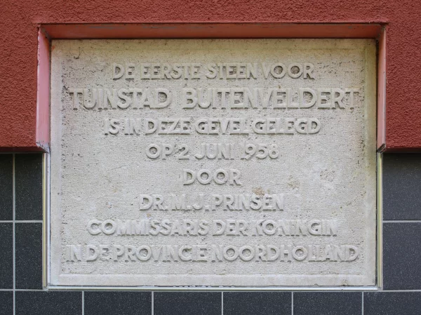 Afbeelding uit: juni 2023. Wamberg hoek Bouvigne. 
"De eerste steen voor /Tuinstad Buitenveldert /is in deze gevel gelegd /op 2 juni 1958 /door /dr. M.J. Prinsen /Commissaris der Koningin /in de provincie Noordholland"