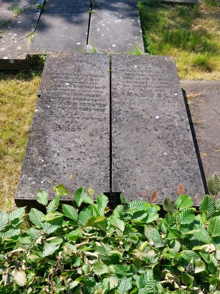 Afbeelding uit: juni 2023. De grafstenen van Sarphati (links) en zijn vrouw op de Portugees-Joodse begraafplaats in Ouderkerk a/d Amstel.