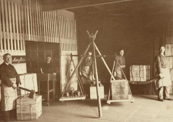 Afbeelding uit: circa 1905. Pakhuismedewerkers poseren voor de foto. Op de weegschaal een kist met thee, Java-souchon.
Bron afbeelding: SAA, bestand OSIM00001004721.