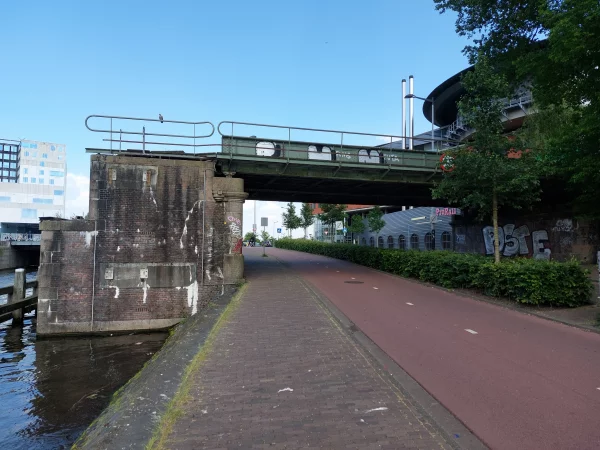 Afbeelding uit: juni 2023. De Westerdoksdijkspoorbrug, over de Westerdokskade. De brug sloot aan op de draaibrug.