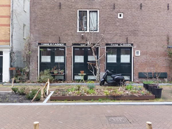 Afbeelding uit: maart 2023. Zijgevel, Montelbaanstraat (in 1900 nog de 1e Jonkerdwarsstraat).