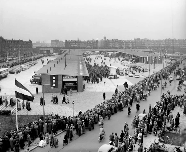 Afbeelding uit: februari 1953. Opening van het Bodecentrum, 2 februari 1953. Links de Zeeburgerdijk.