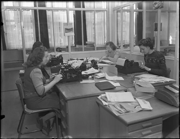 Afbeelding uit: maart 1950. Personeel aan het werk op kantoor.