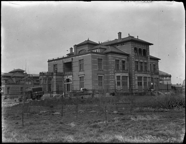 Afbeelding uit: maart 1950. De villa in de tijd dat rijwielfabriek Magneet er gevestigd was.