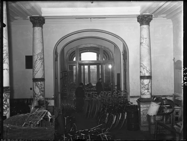 Afbeelding uit: maart 1950. De villa in de tijd dat rijwielfabriek Magneet er gevestigd was.
