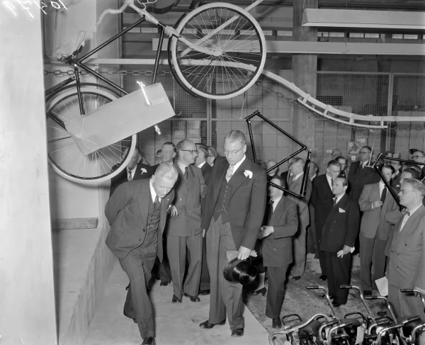 Afbeelding uit: april 1952. Foto gemaakt bij de opening van de fabriek, 16 april 1952. Links burgemeester d'Ailly.