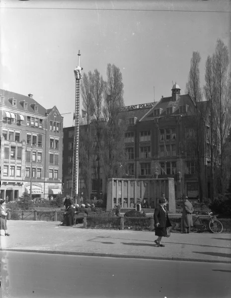 Afbeelding uit: april 1950. Het in 1947 geplaatste voorlopige monument. Een schilder is aan het werk bij de vlaggenmast.