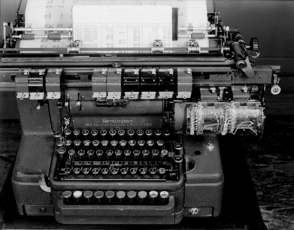 Afbeelding uit: juli 1948. Elektrische boekhoudmachine van Remington, hier gefotografeerd.