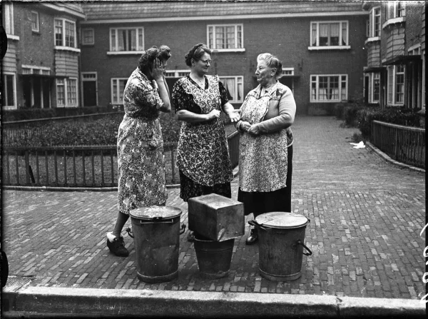 Afbeelding uit: november 1949. Kraaipanstraat. Vrouwen overleggen wat te doen tijdens een staking van de stadsreiniging.