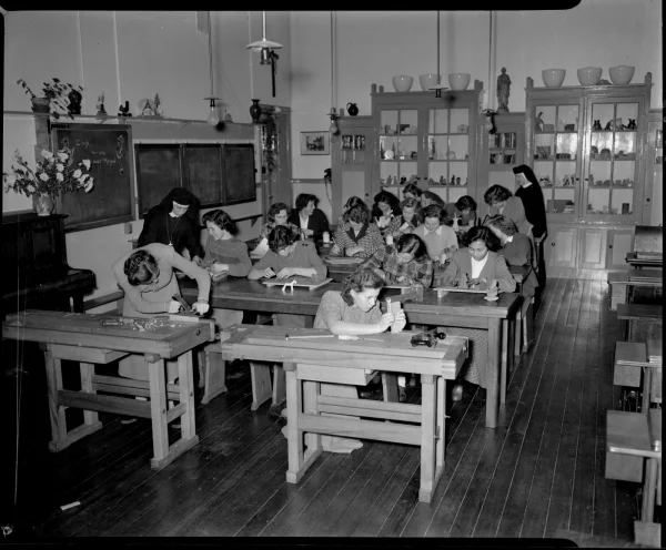 Afbeelding uit: november 1951. Volgens het bijschrift van het IISG is dit een les handvaardigheid op de huishoudschool op Lauriergracht 37. Wellicht wordt de kweekschool bedoeld.