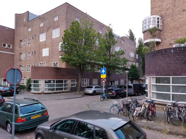 Afbeelding uit: juli 2023. Hoek Meerhuizenplein - Kromme-Mijdrechtstraat.