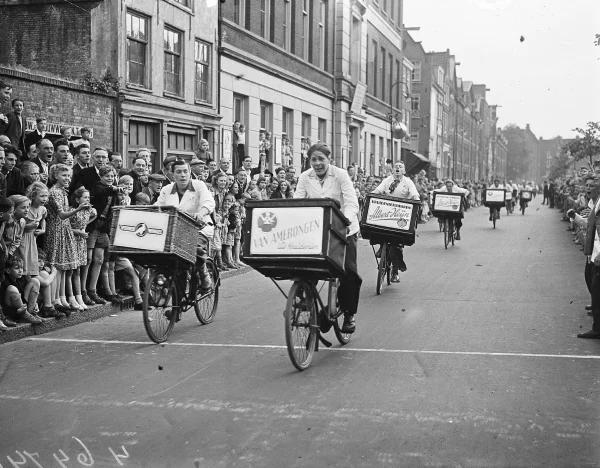 Afbeelding uit: juli 1951. Een bezorger van Van Amerongen wint de fietswedstrijd voor kruideniersjongens, met finish in de Westerstraa.