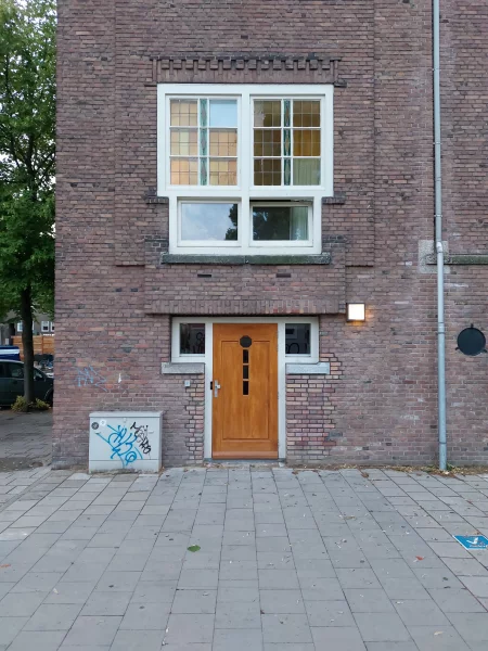 Afbeelding uit: juli 2023. Deze deur aan de Vechtstraat is in 2016 toegevoegd.