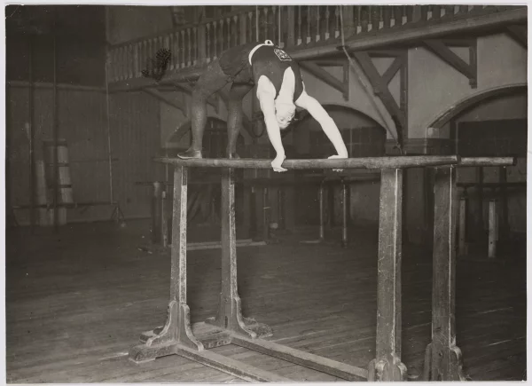 Afbeelding uit: december 1928. De Steenwedstrijd van 1928 werd bij de vrouwen gewonnen door juffrouw W. Snijders, hier op de brug.
Bron afbeelding: SAA, bestand OSIM00007000765.