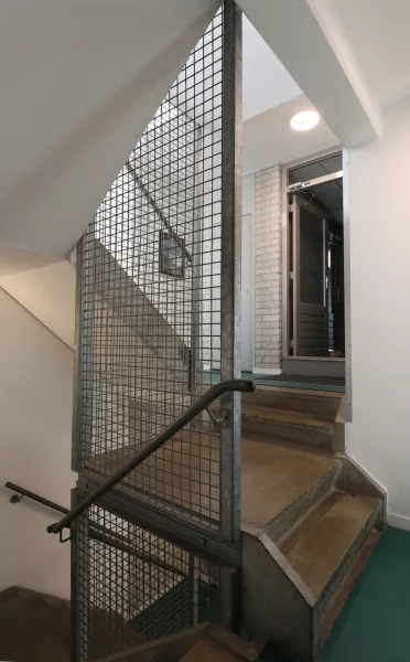 Afbeelding uit: september 2023. Een deel van een van de trappenhuizen, uitgevoerd met schier onverwoestbaar materiaal.