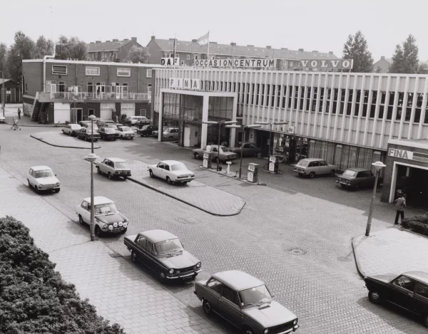 Afbeelding uit: augustus 1976. 1976: FINA-benzinestation, en occasioncentrum voor DAF en Volvo.
Bron afbeelding: SAA, bestand B00000014624.
