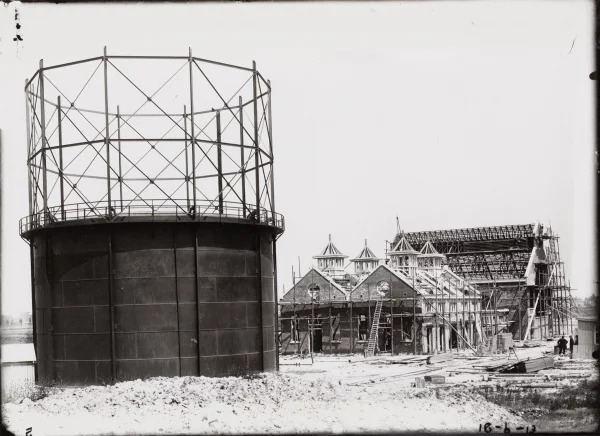 Afbeelding uit: juni 1913. Het complex in aanbouw.
Bron afbeelding: SAA, bestand OSIM00004005808.