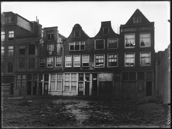 Afbeelding uit: januari 1922. Enkele van de huizen in de Uilenburgerstraat, enkele jaren voor de sloop. Veel bordjes "onbewoonbaar verklaarde zolderwoning".
Bron afbeelding: SAA, bestand 5293FO002064.