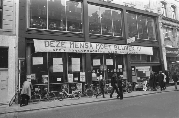Afbeelding uit: december 1971. Protest tegen een voorgenomen sluiting van de mensa, 20 december 1971.