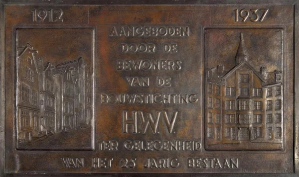 Afbeelding uit: 1937. Bronzen plaquette gemaakt door Jacob Kops, in 1937 aangeboden aan de bouwstichting die toen 25 jaar bestond. Links oude huizen in de Uilenburgerstraat, rechts nieuwe in de Retiefstraat. Collectie Joods Historisch Museum.