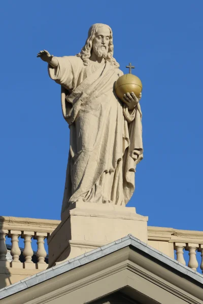 Afbeelding uit: december 2023. Het beeld van de Salvator, op het fronton.