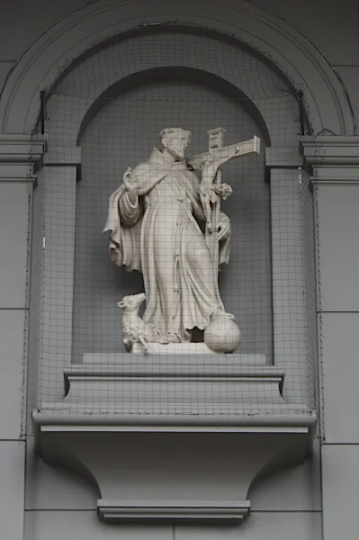 Afbeelding uit: december 2023. Beeld van de heilige Franciscus, in een nis boven de hoofdingang.