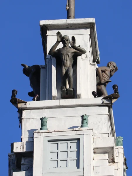 Afbeelding uit: december 2023. De roepende krantenjongens. Replica's van de bronzen originelen, op de toren geplaatst in 2004.