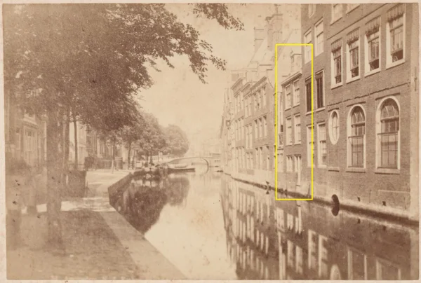 Afbeelding uit: vóór 1884. De Nieuwezijds voor de demping. In het gele kader de voorganger van nummer 373.
Bron afbeelding: SAA, bestand 010005000096.
