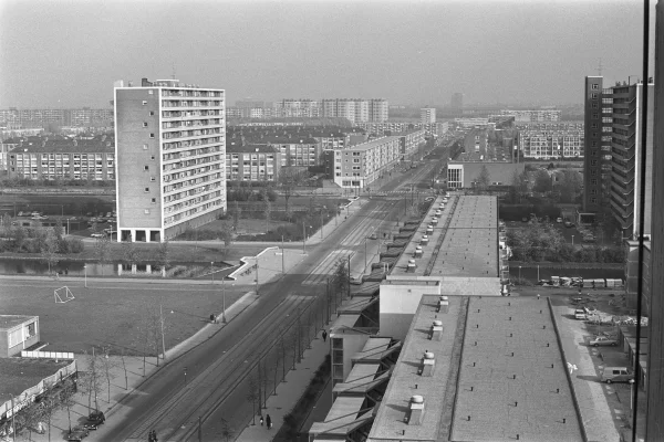 Afbeelding uit: oktober 1972. De straat is Tussen Meer. Gezien vanaf het Dijkgraafplein naar het oosten.