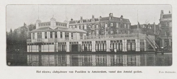Afbeelding uit: 1909. Het door Harry Elte ontworpen clubhuis aan de Weesperzijde. De zijstraat rechts is de Burmanstraat. Foto uit Revue der Sporten jrg 3, 1909, no 25, 3-11-1909.