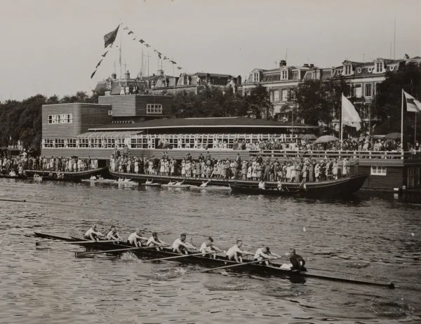 Afbeelding uit: juni 1930. In 1923 ontwierp De Klerk dit botenhuis voor roeivereniging De Hoop, aan de Weesperzijde. Het werd in 1944 afgebroken.
Bron afbeelding: SAA, bestand OSIM00007001106.